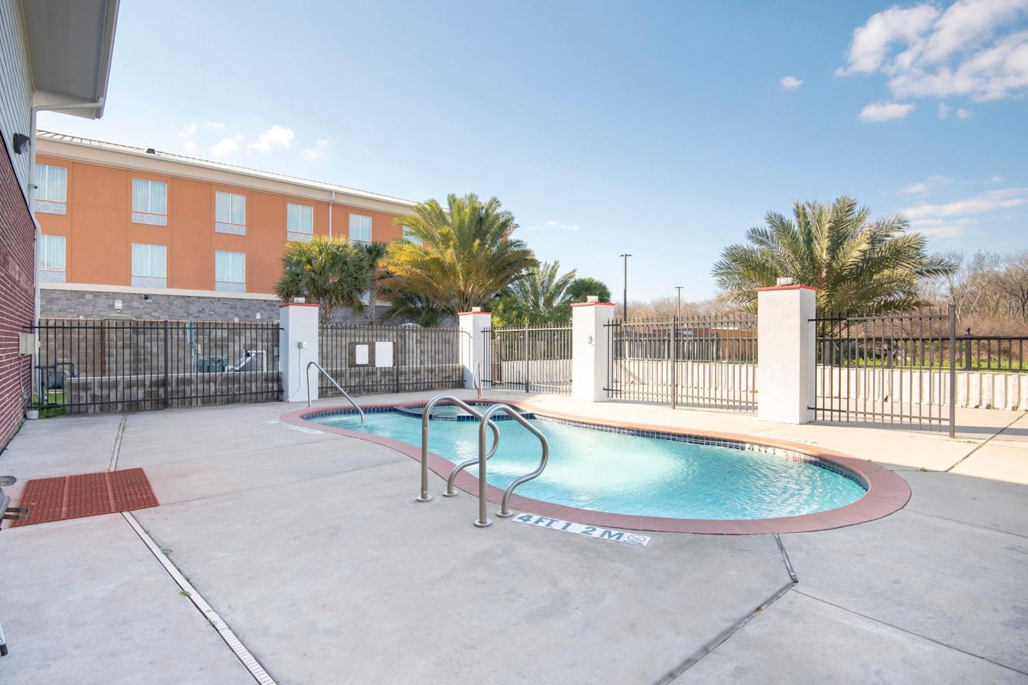 Oyo Townhouse Clute Lake Jackson Extérieur photo