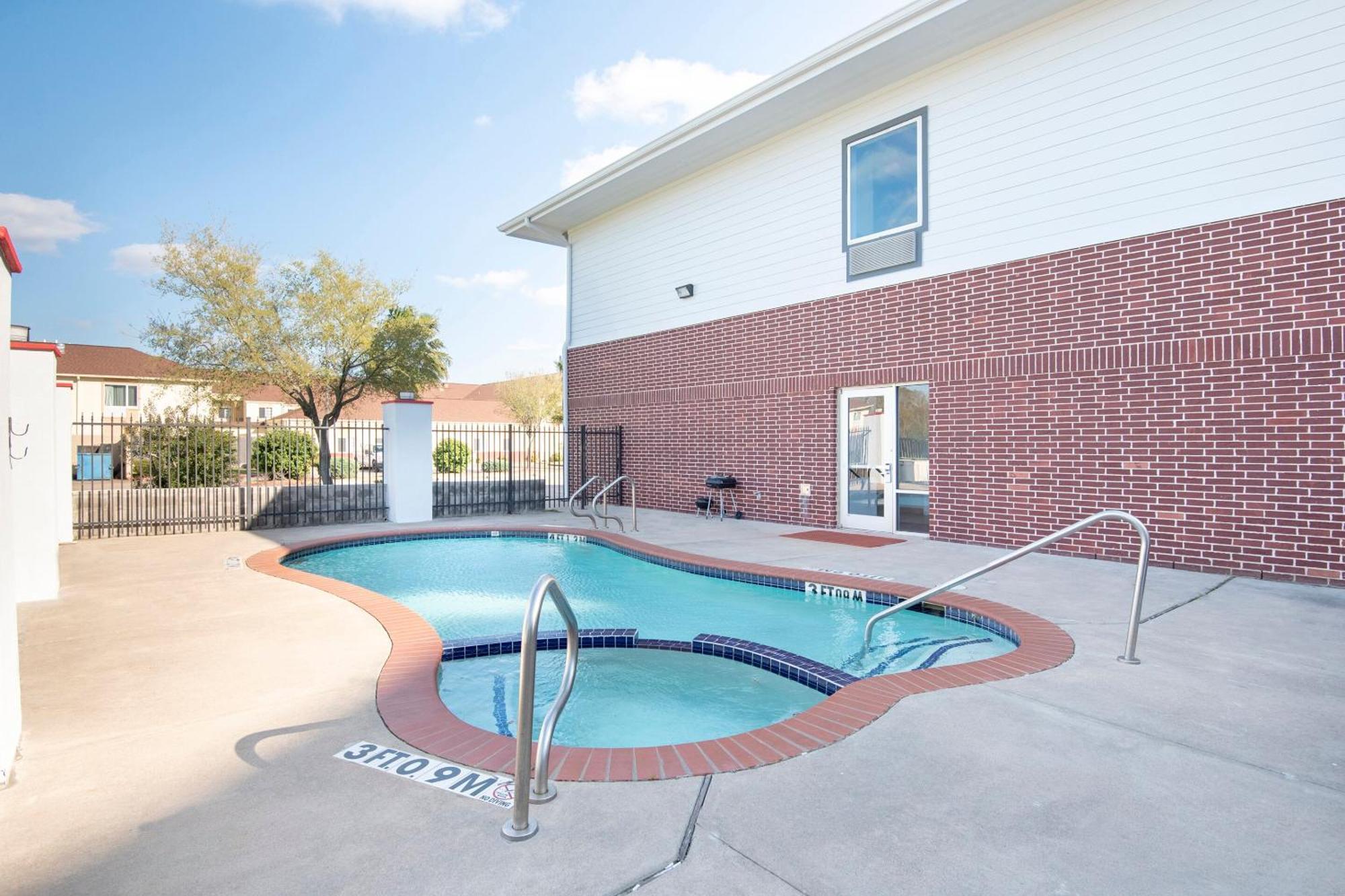 Oyo Townhouse Clute Lake Jackson Extérieur photo