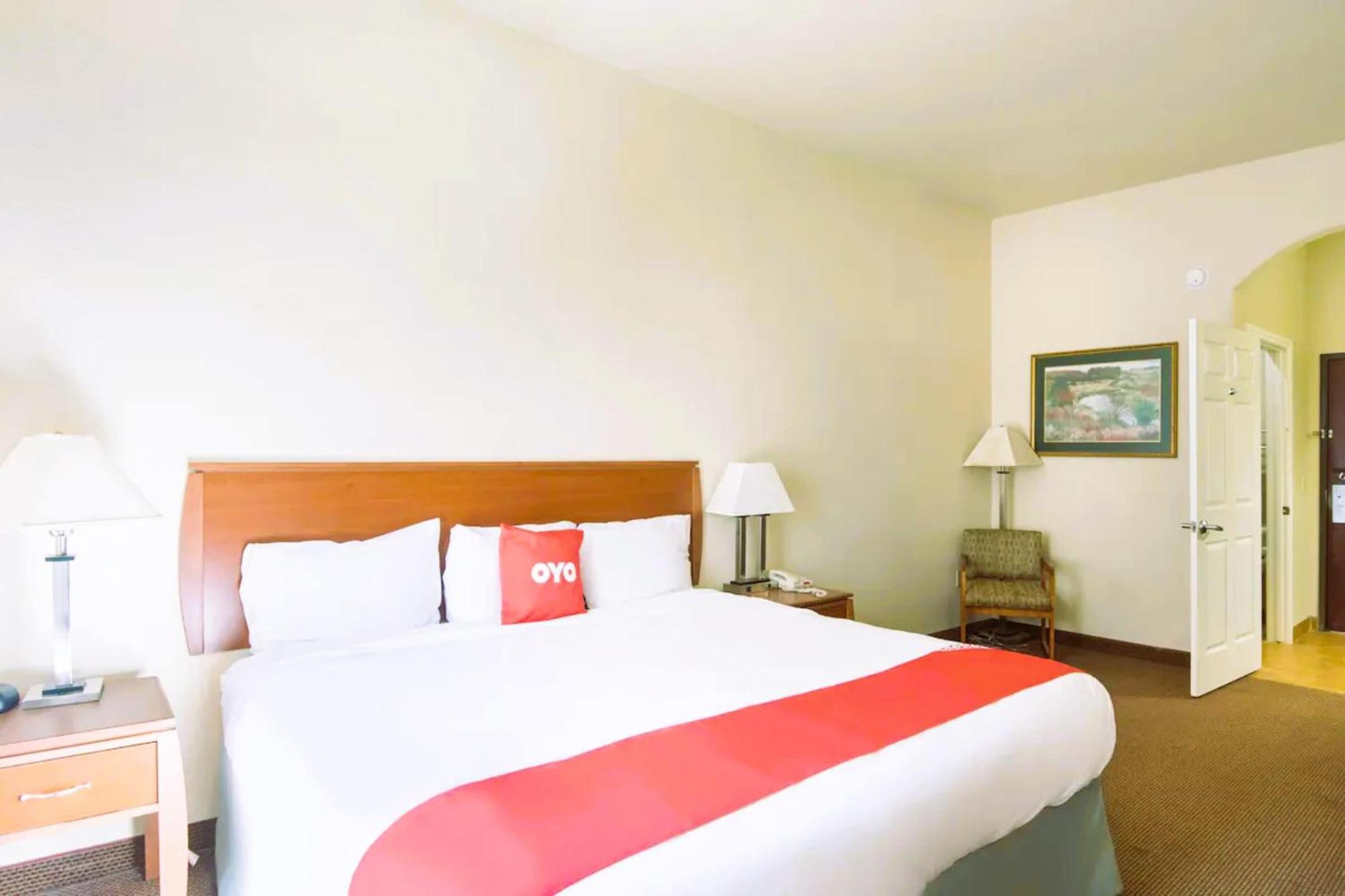 Oyo Townhouse Clute Lake Jackson Extérieur photo