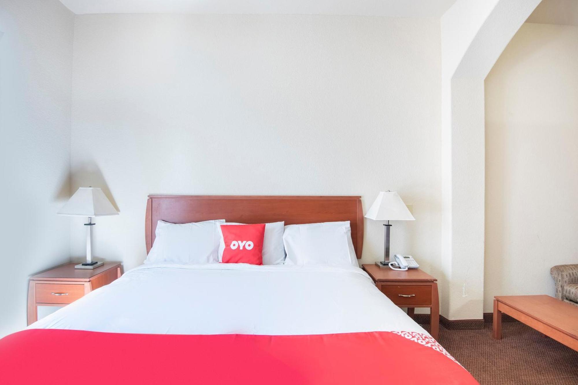 Oyo Townhouse Clute Lake Jackson Extérieur photo