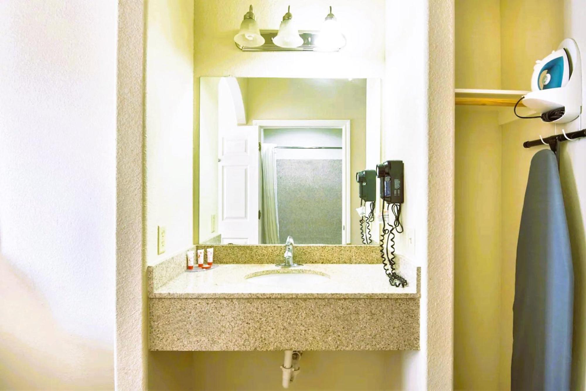 Oyo Townhouse Clute Lake Jackson Extérieur photo