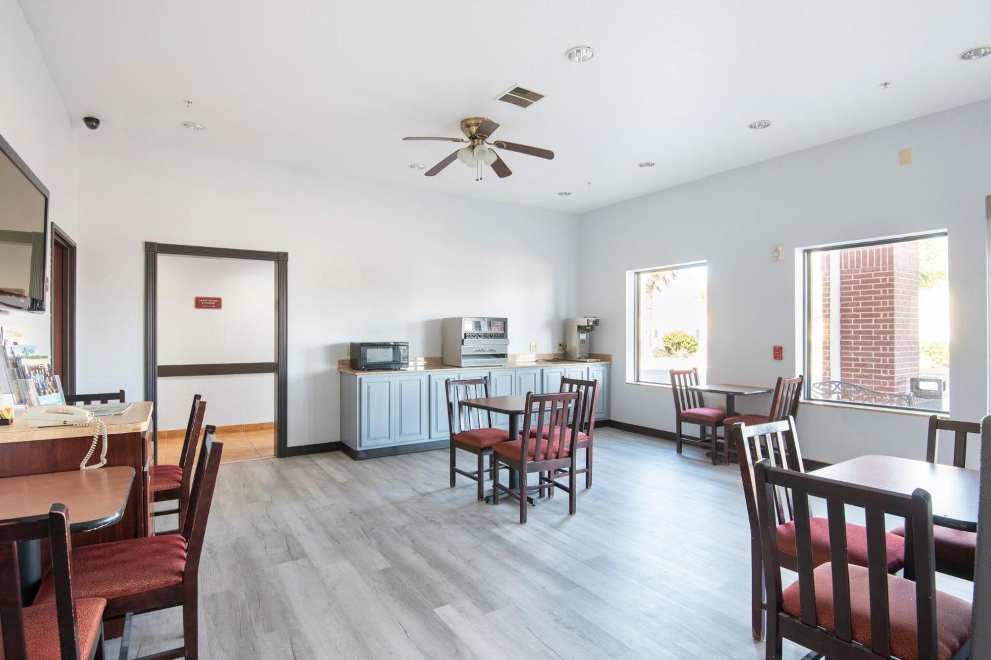 Oyo Townhouse Clute Lake Jackson Extérieur photo