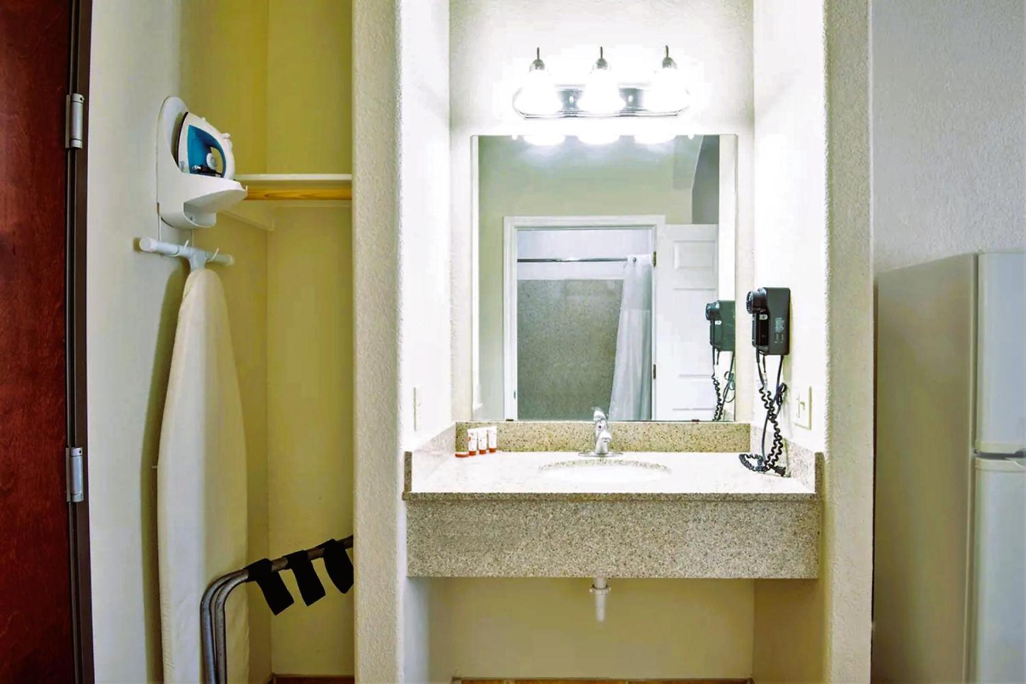 Oyo Townhouse Clute Lake Jackson Extérieur photo